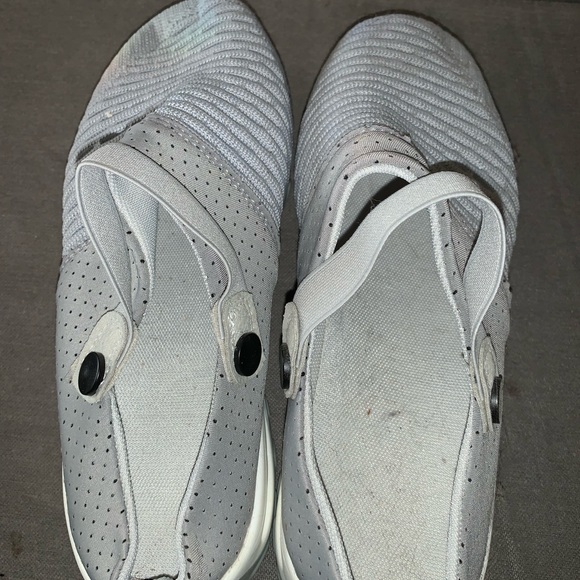 They are slip on. Love them but to big. - Picture 2 of 3